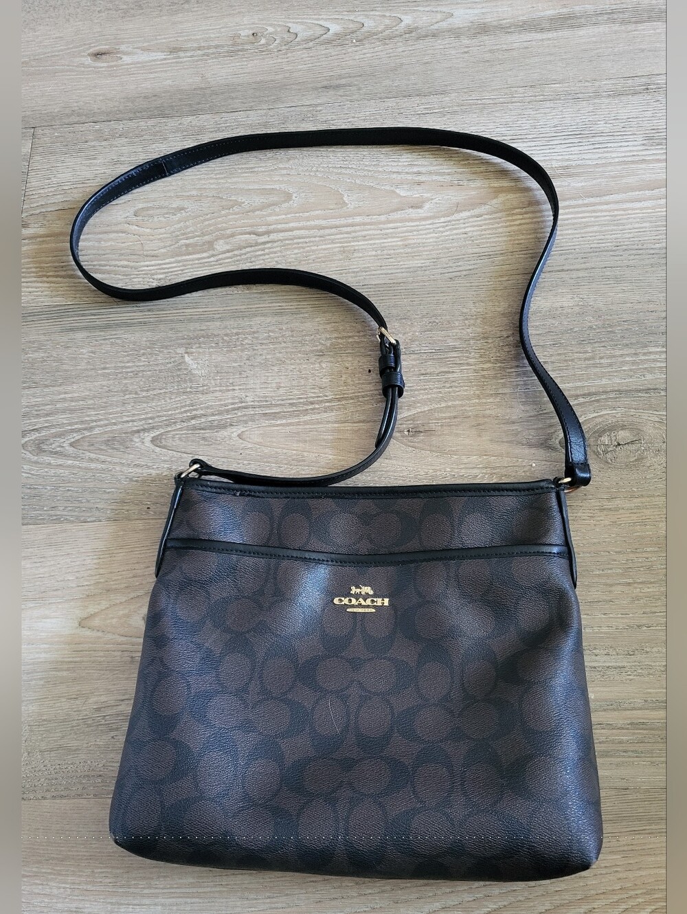 ✨ Coach Signature Canvas Crossbody Bag ✨